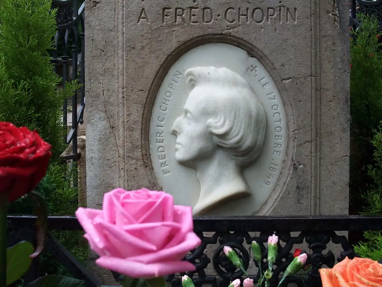 The tomb of Frédéric Chopin with his carved profile and roses