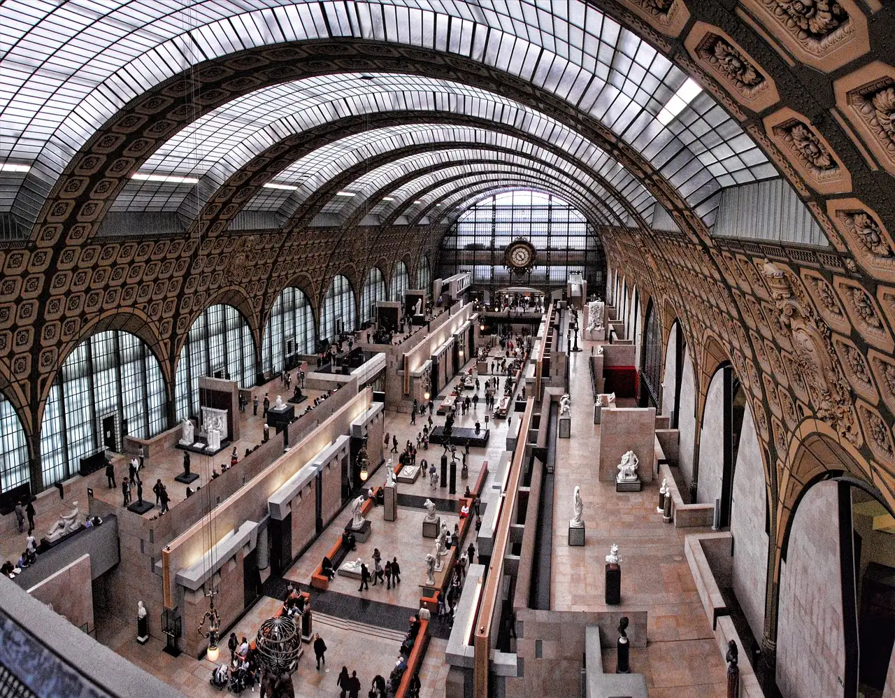 The long main hall of the Musée d'Orsay under its arched glass roof