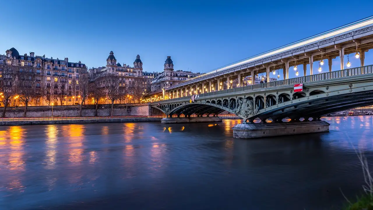 The Bir-Hakeim bridge and the Seine lit up at blue hour