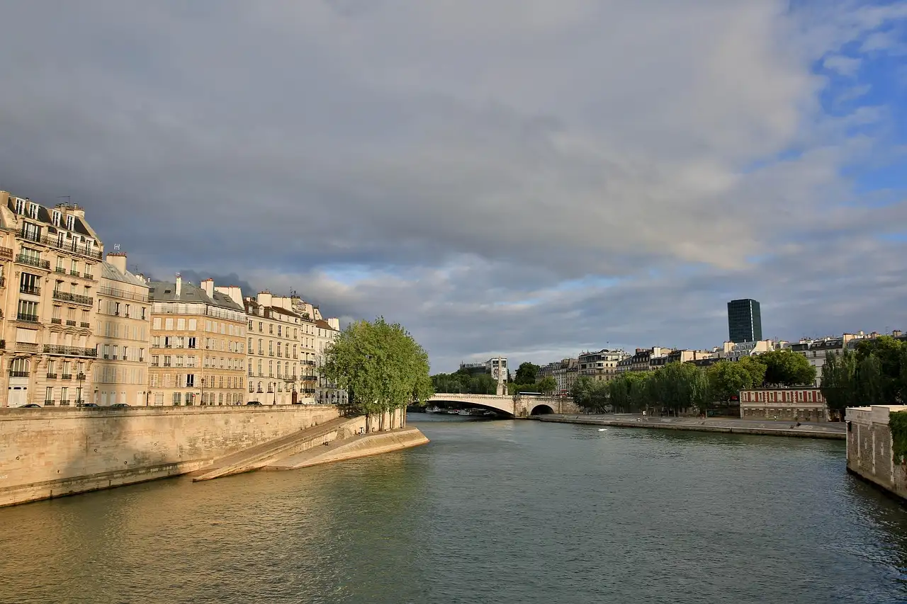The Seine and the quays of Île Saint-Louis on a bright day